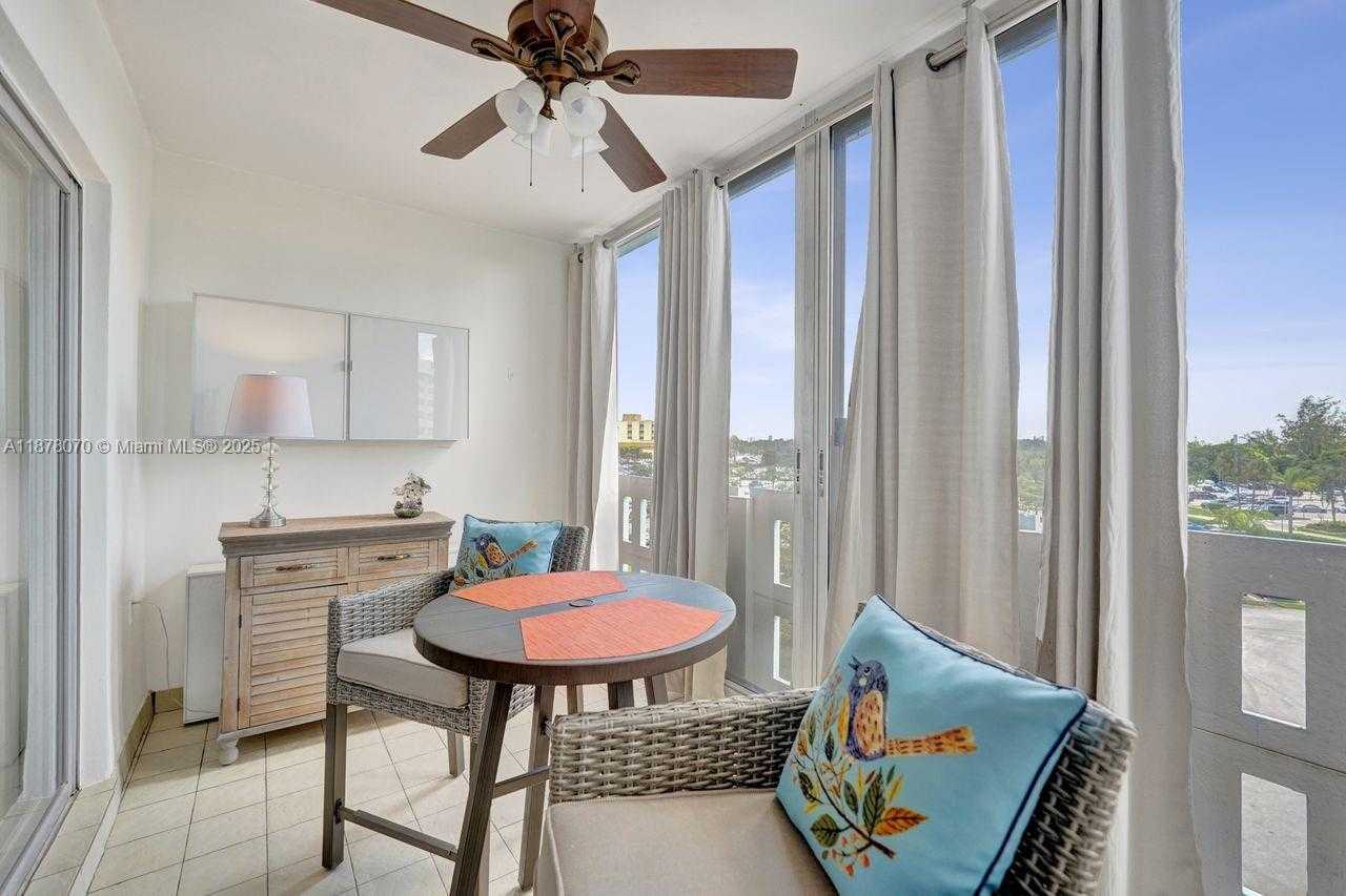 Small Image of 4001 HILLCREST DR #403, Hollywood Number 25