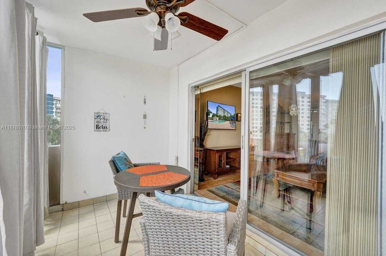 Small Image of 4001 HILLCREST DR #403, Hollywood Number 27