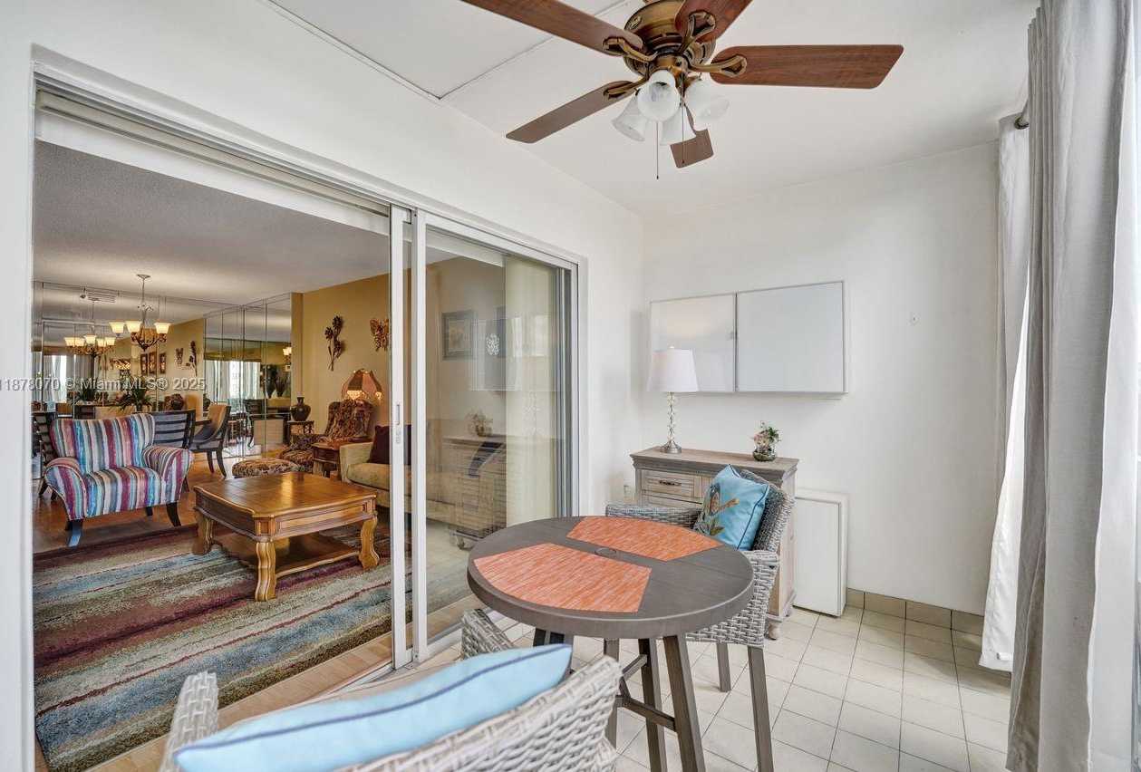 Small Image of 4001 HILLCREST DR #403, Hollywood Number 28