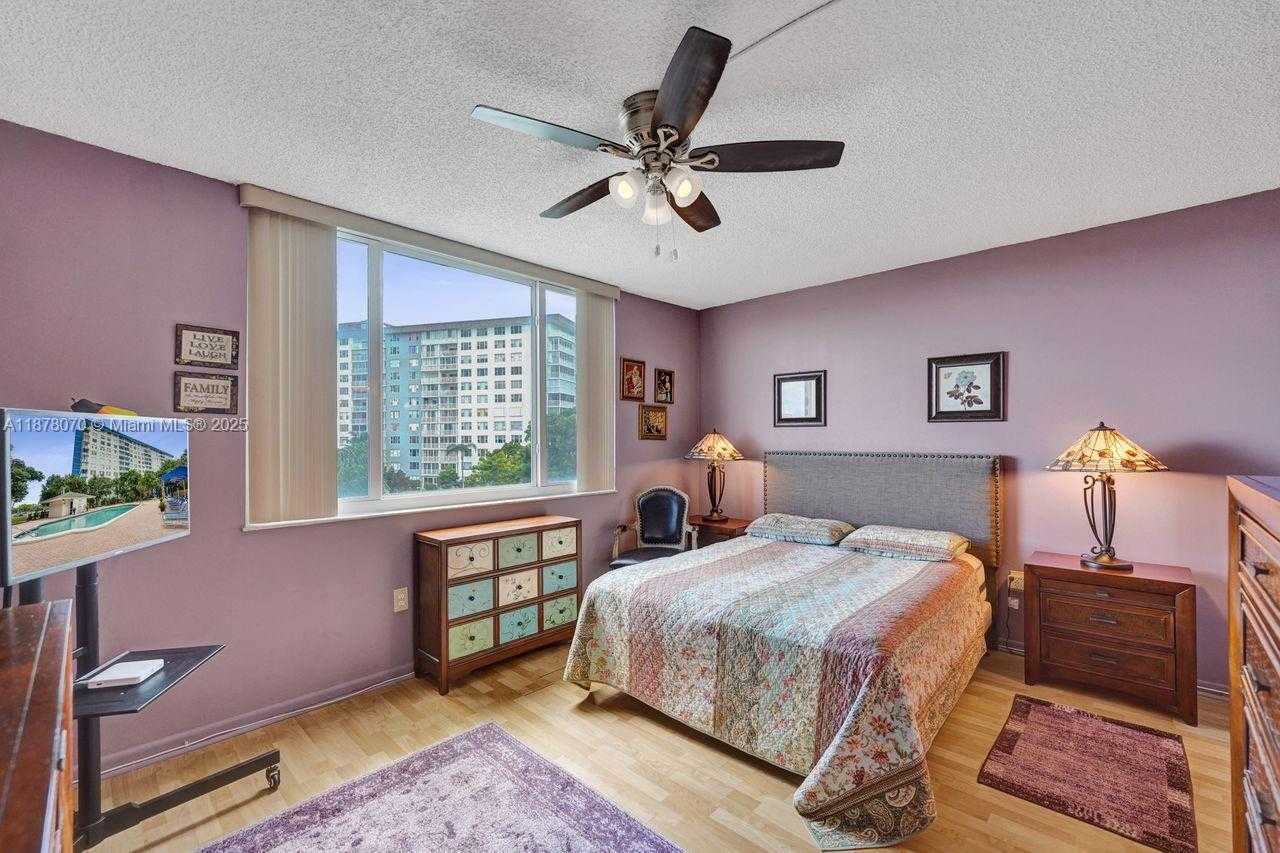 Small Image of 4001 HILLCREST DR #403, Hollywood Number 29