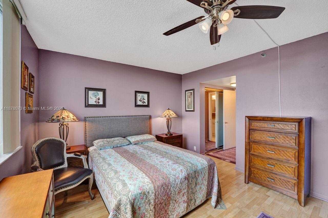 Small Image of 4001 HILLCREST DR #403, Hollywood Number 30