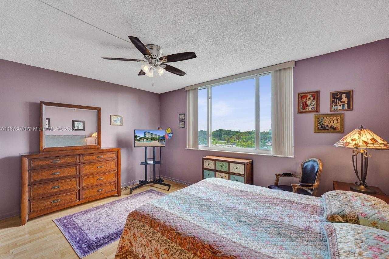 Small Image of 4001 HILLCREST DR #403, Hollywood Number 31