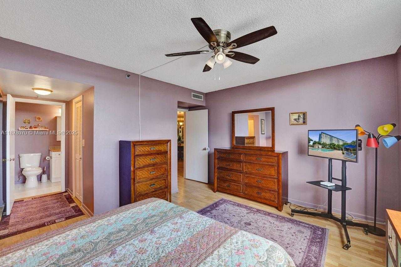 Small Image of 4001 HILLCREST DR #403, Hollywood Number 32