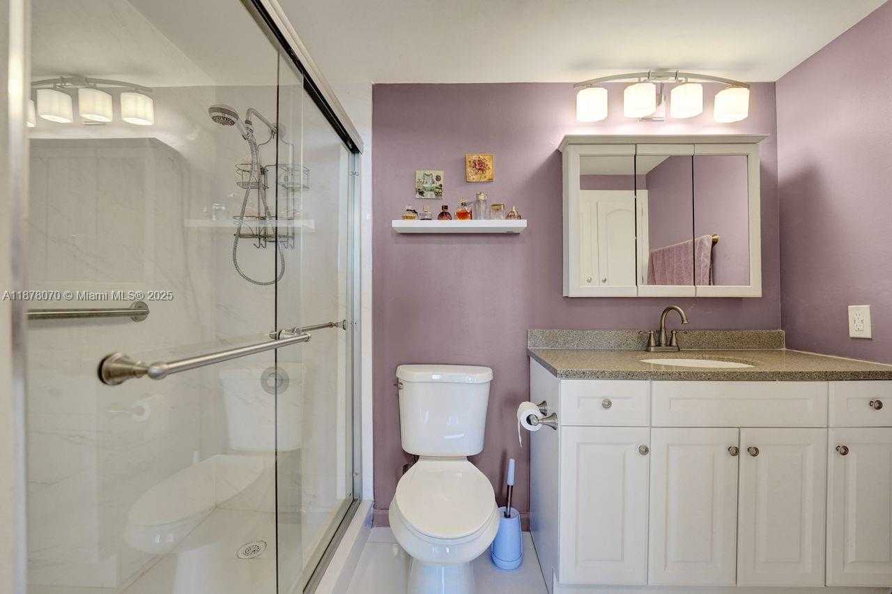 Small Image of 4001 HILLCREST DR #403, Hollywood Number 34