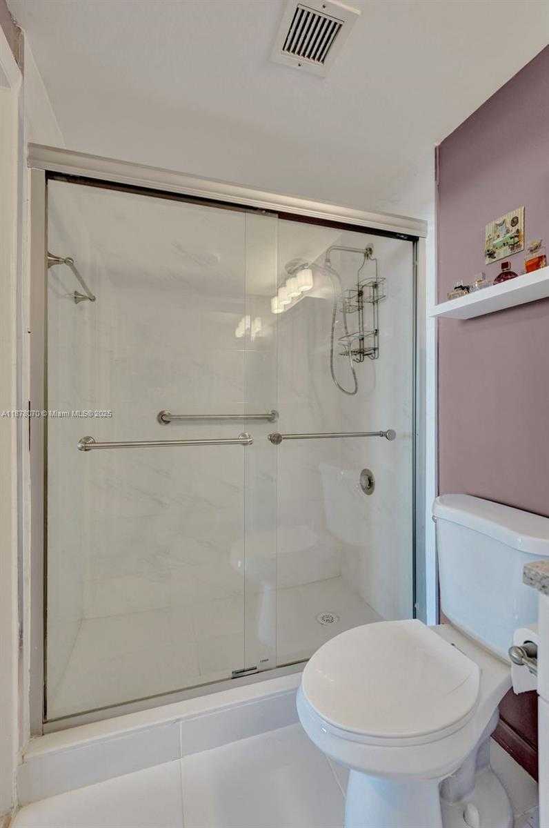 Small Image of 4001 HILLCREST DR #403, Hollywood Number 35