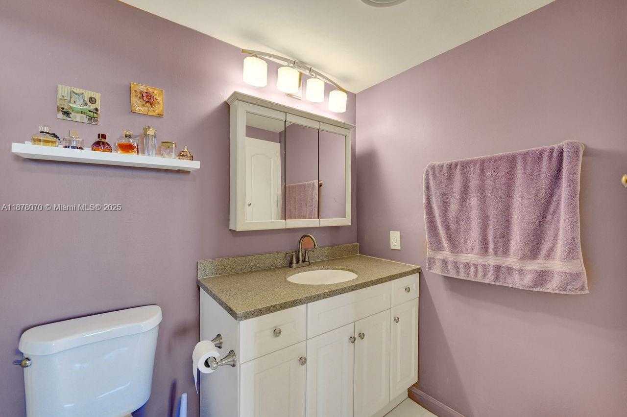 Small Image of 4001 HILLCREST DR #403, Hollywood Number 36