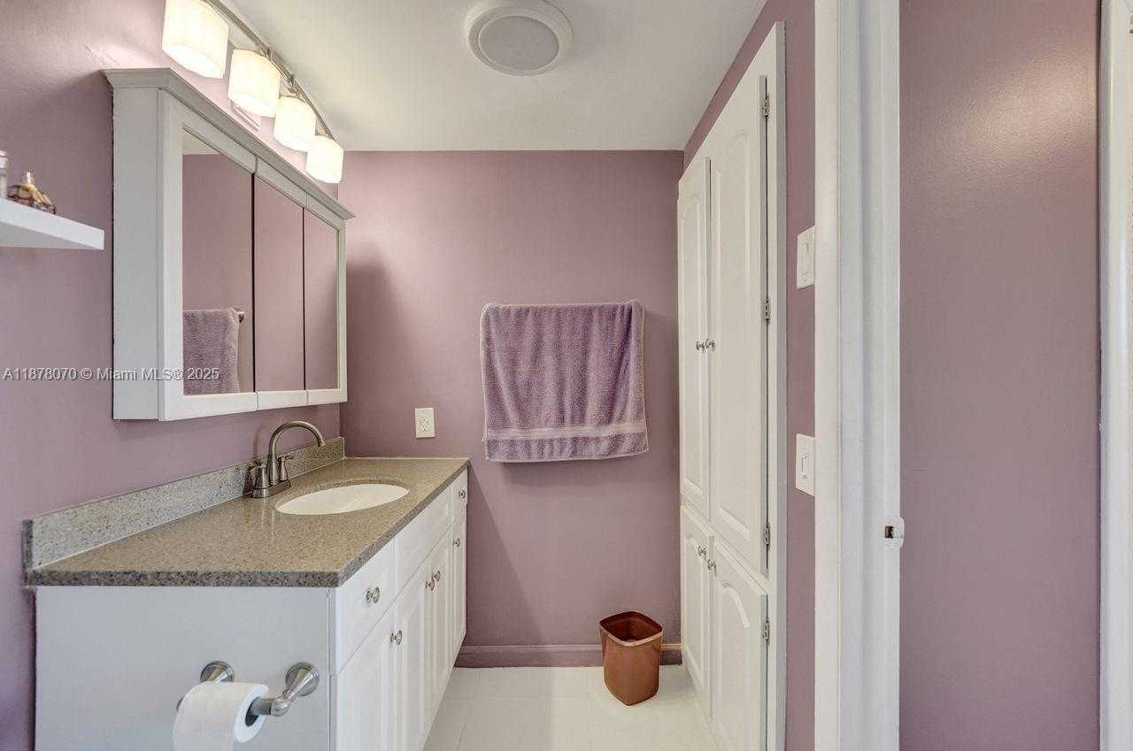 Small Image of 4001 HILLCREST DR #403, Hollywood Number 37