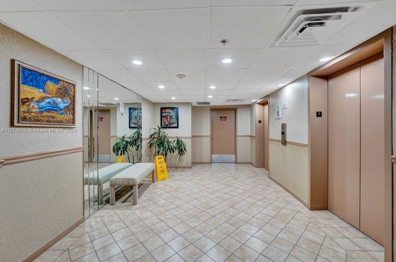 Small Image of 4001 HILLCREST DR #403, Hollywood Number 38