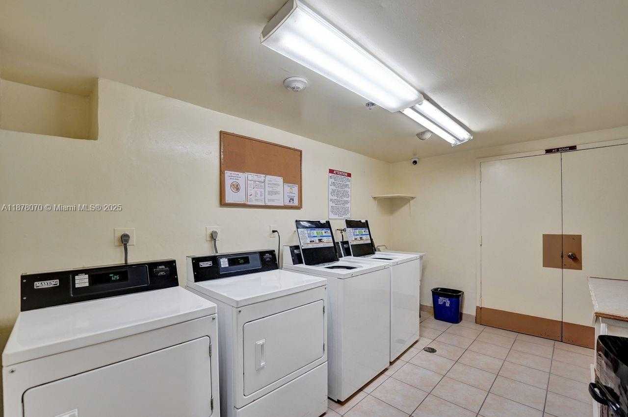 Small Image of 4001 HILLCREST DR #403, Hollywood Number 39