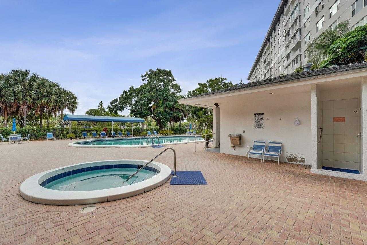 Small Image of 4001 HILLCREST DR #403, Hollywood Number 41