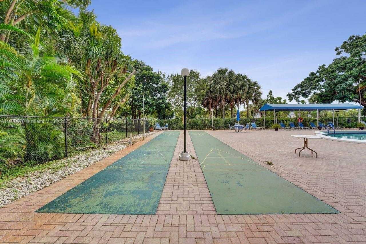 Small Image of 4001 HILLCREST DR #403, Hollywood Number 42