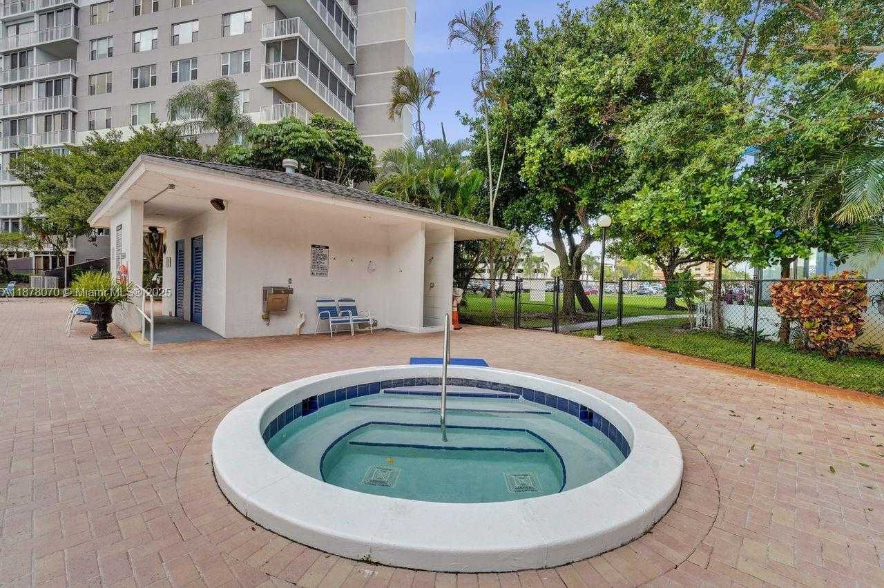 Small Image of 4001 HILLCREST DR #403, Hollywood Number 43