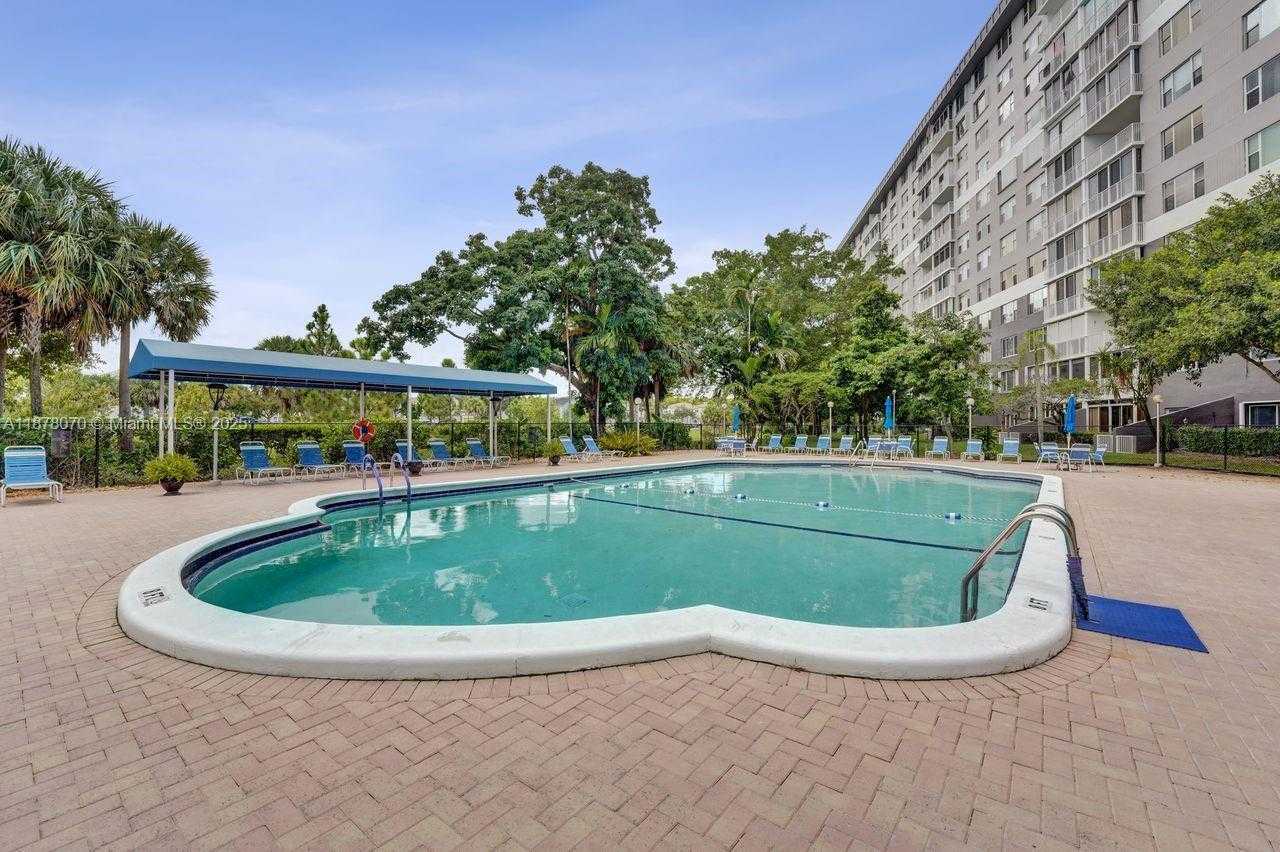 Small Image of 4001 HILLCREST DR #403, Hollywood Number 44