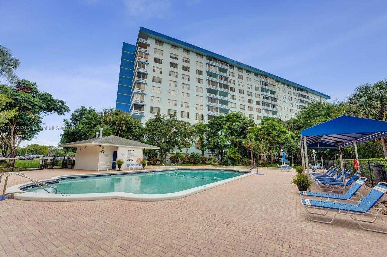 Small Image of 4001 HILLCREST DR #403, Hollywood Number 45