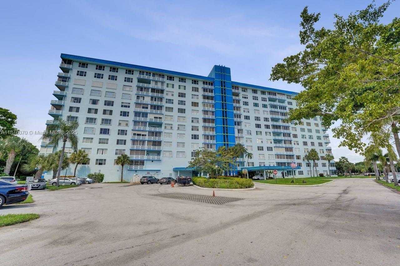 Small Image of 4001 HILLCREST DR #403, Hollywood Number 48