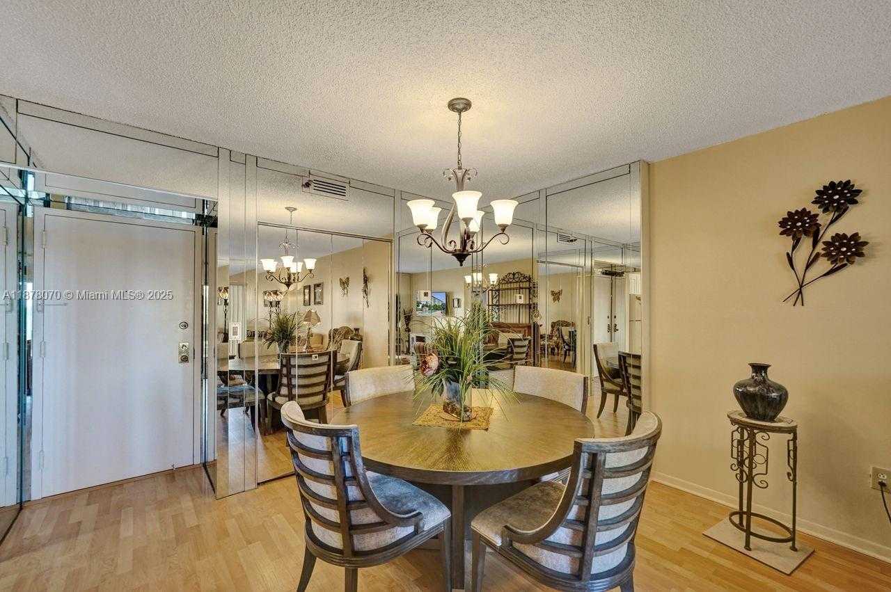 Small Image of 4001 HILLCREST DR #403, Hollywood Number 5