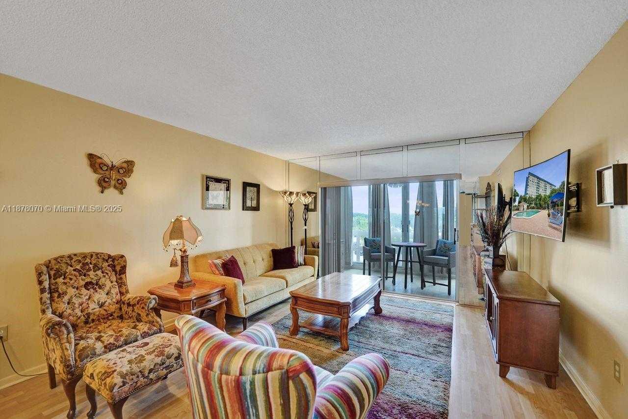Small Image of 4001 HILLCREST DR #403, Hollywood Number 8