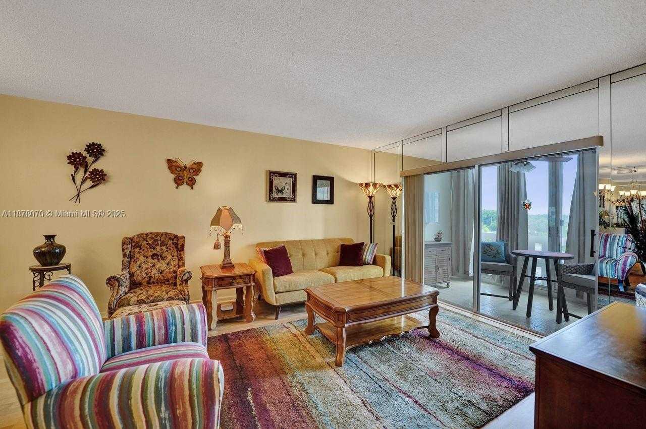 Small Image of 4001 HILLCREST DR #403, Hollywood Number 9
