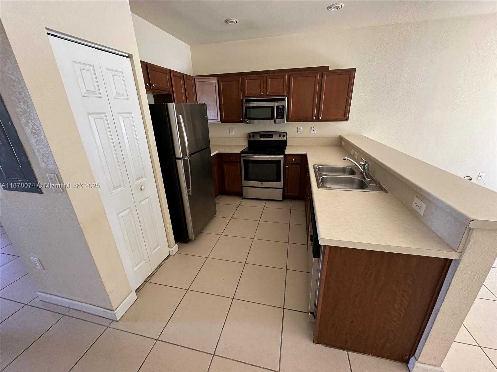 Small Image of 8938 WEST 35TH WAY, Hialeah Number 4