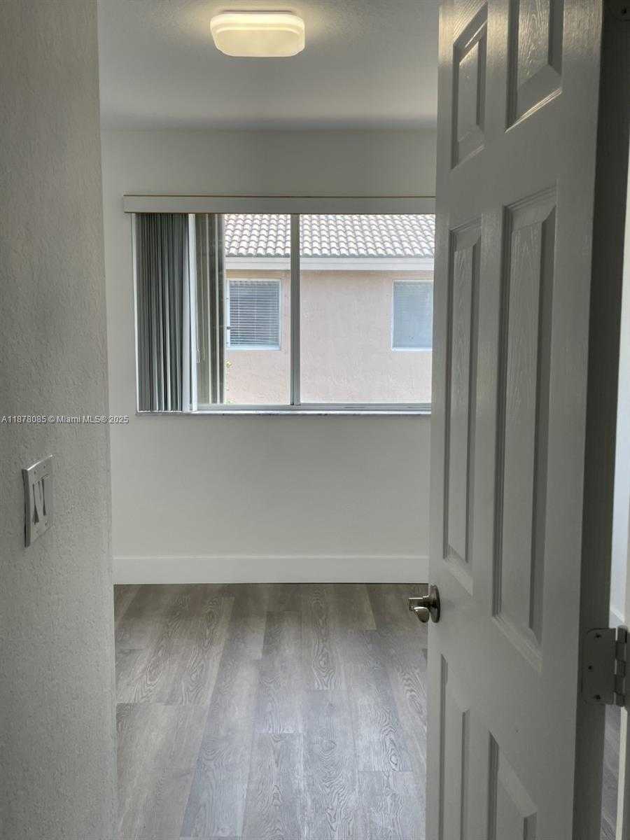 Small Image of 5725 NORTH WEST 114TH PATH #106, Doral Number 11