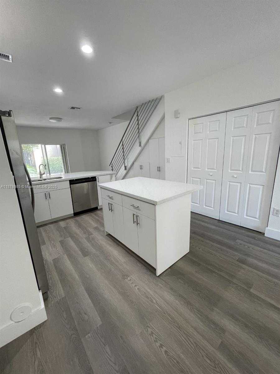 Small Image of 5725 NORTH WEST 114TH PATH #106, Doral Number 2