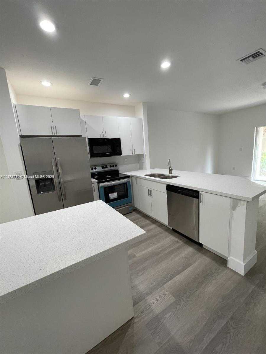 Small Image of 5725 NORTH WEST 114TH PATH #106, Doral Number 3