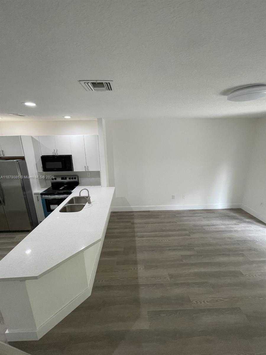 Small Image of 5725 NORTH WEST 114TH PATH #106, Doral Number 4