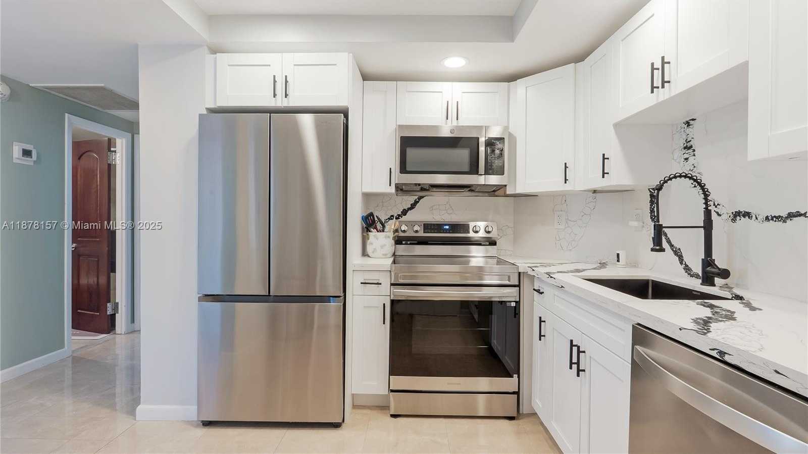 Small Image of 500 BAYVIEW DR #732, Sunny Isles Beach Number 3