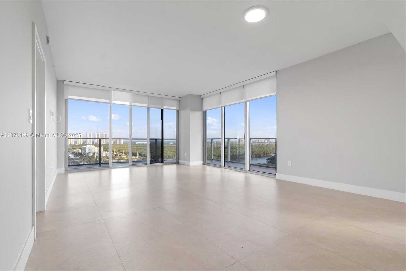 Small Image of 16385 BISCAYNE BLVD #1921, North Miami Beach Number 2
