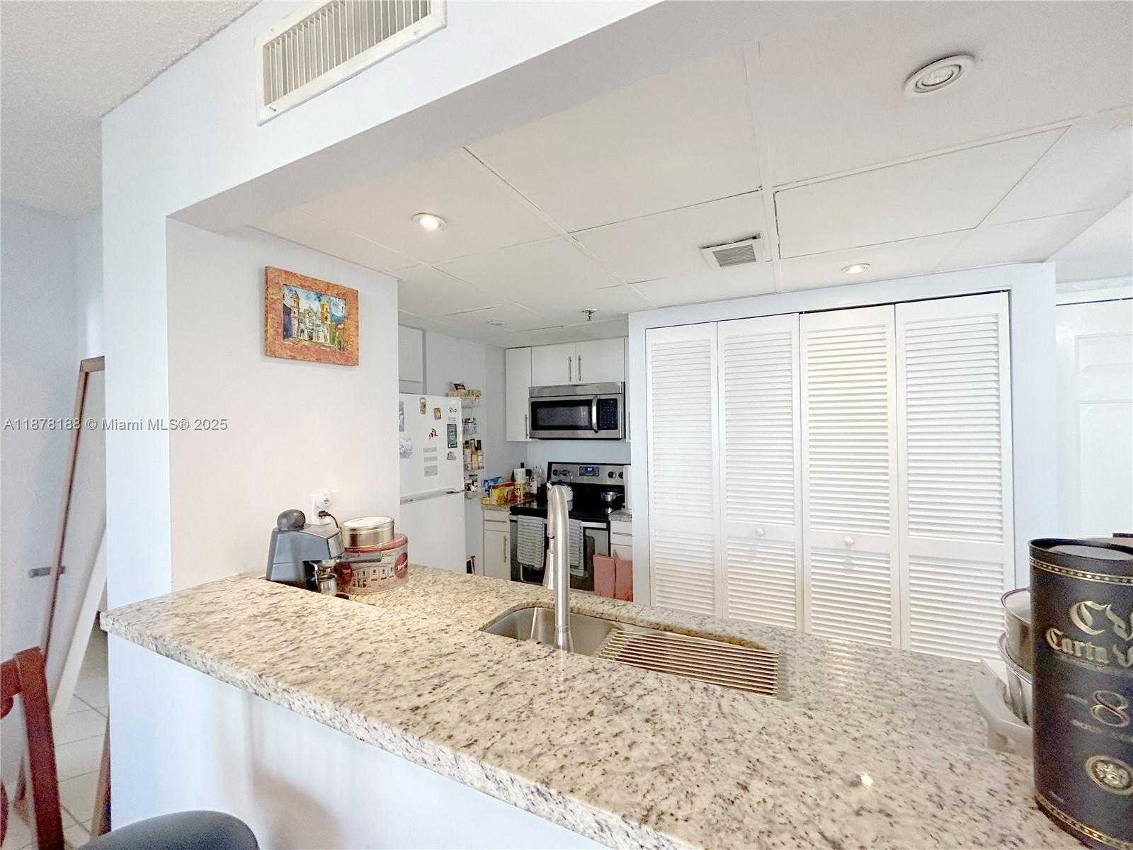 Small Image of 540 BRICKELL KEY DR #811, Miami Number 12