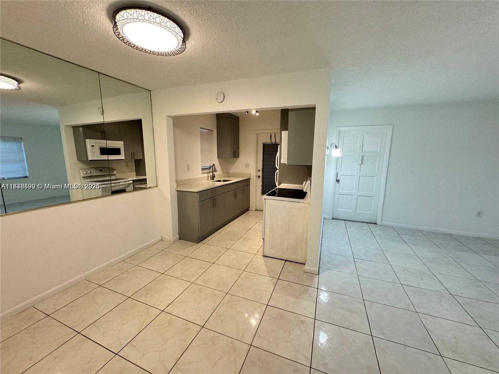Small Image of 2005 JEFFERSON ST #205, Hollywood Number 3