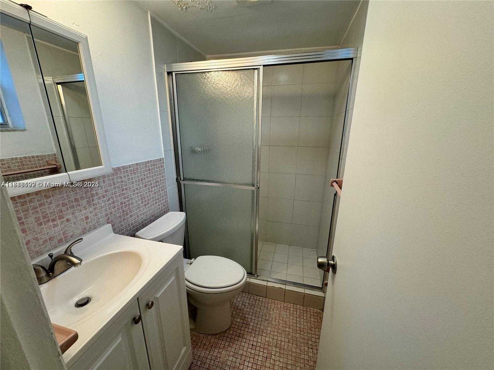 Small Image of 2005 JEFFERSON ST #205, Hollywood Number 9