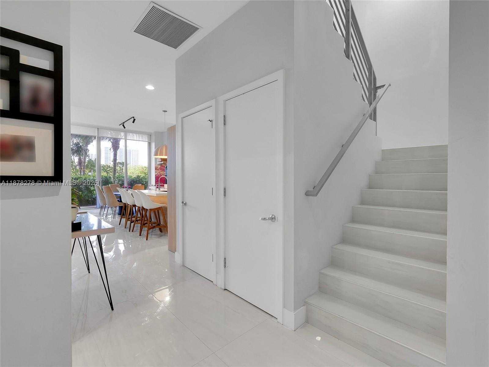 Small Image of 16385 BISCAYNE BLVD #105, North Miami Beach Number 12