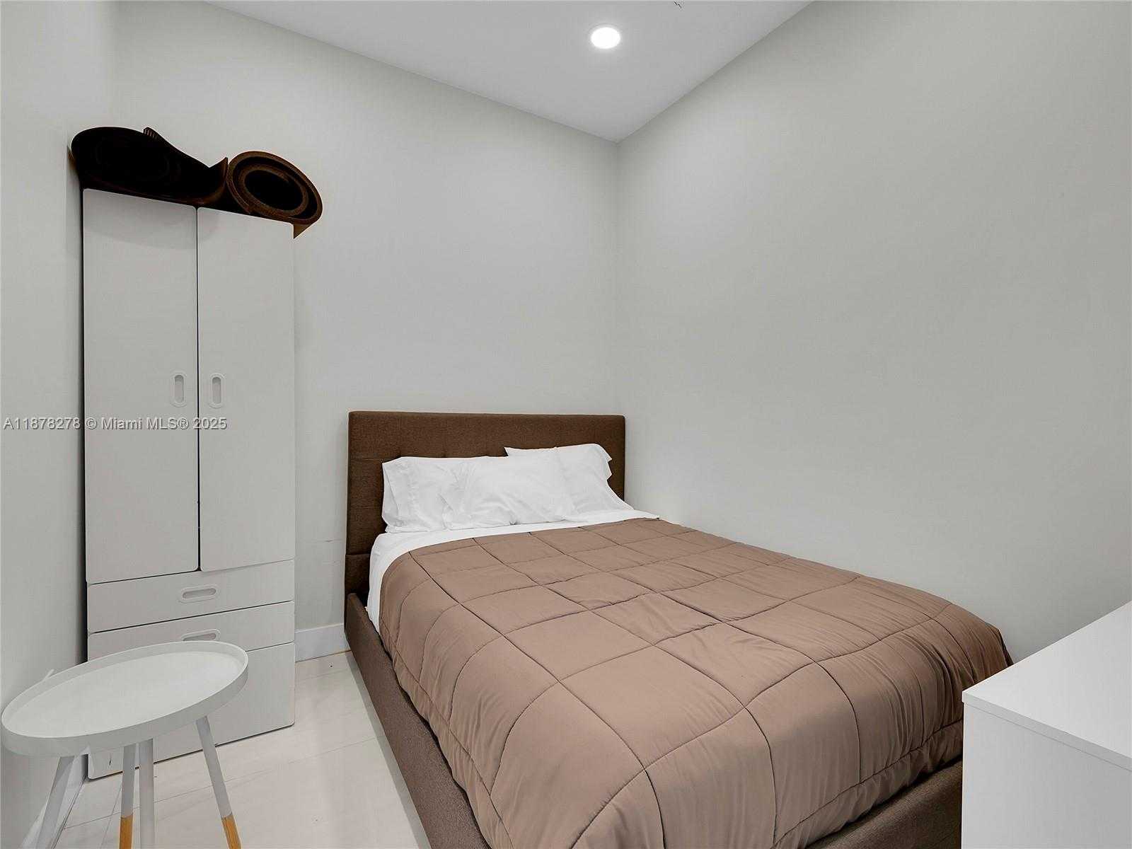 Small Image of 16385 BISCAYNE BLVD #105, North Miami Beach Number 16