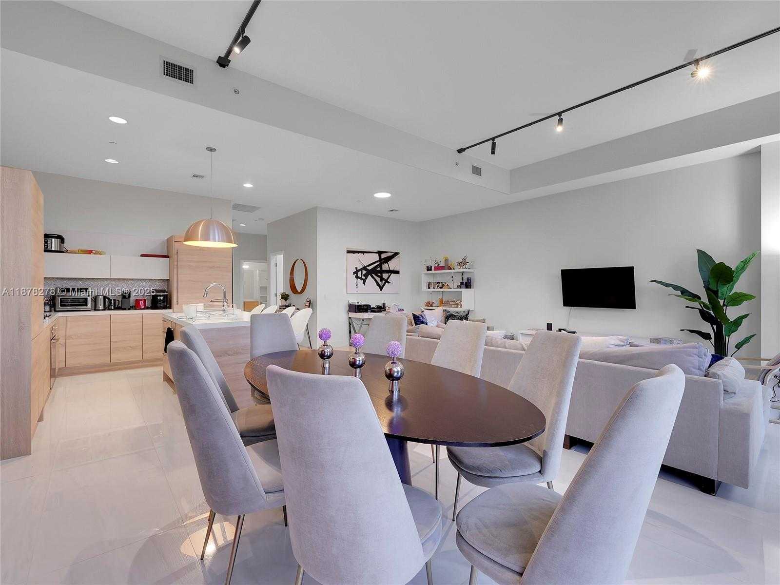 Small Image of 16385 BISCAYNE BLVD #105, North Miami Beach Number 7