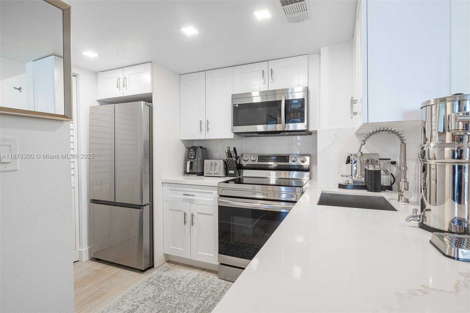 Small Image of 770 CLAUGHTON ISLAND DR #609, Miami Number 2