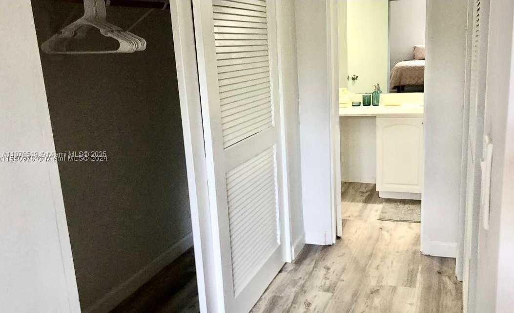 Small Image of Hollywood Number 8