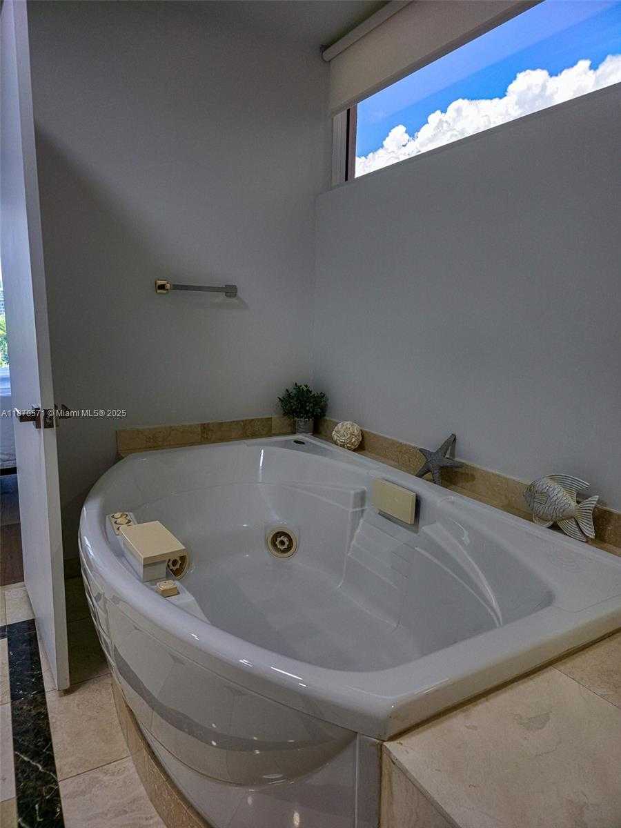 Small Image of 17555 COLLINS AVE #704, Sunny Isles Beach Number 26