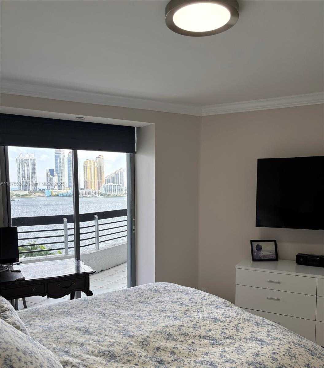 Small Image of 3530 MYSTIC POINTE DR #1212, Aventura Number 7