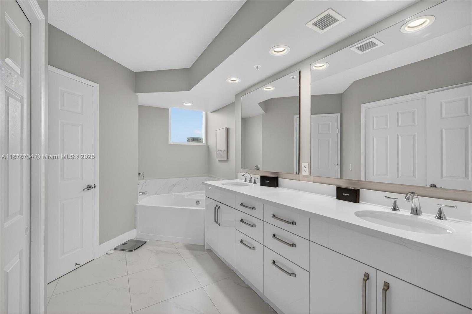 Small Image of 3370 HIDDEN BAY DR #1115, Aventura Number 27