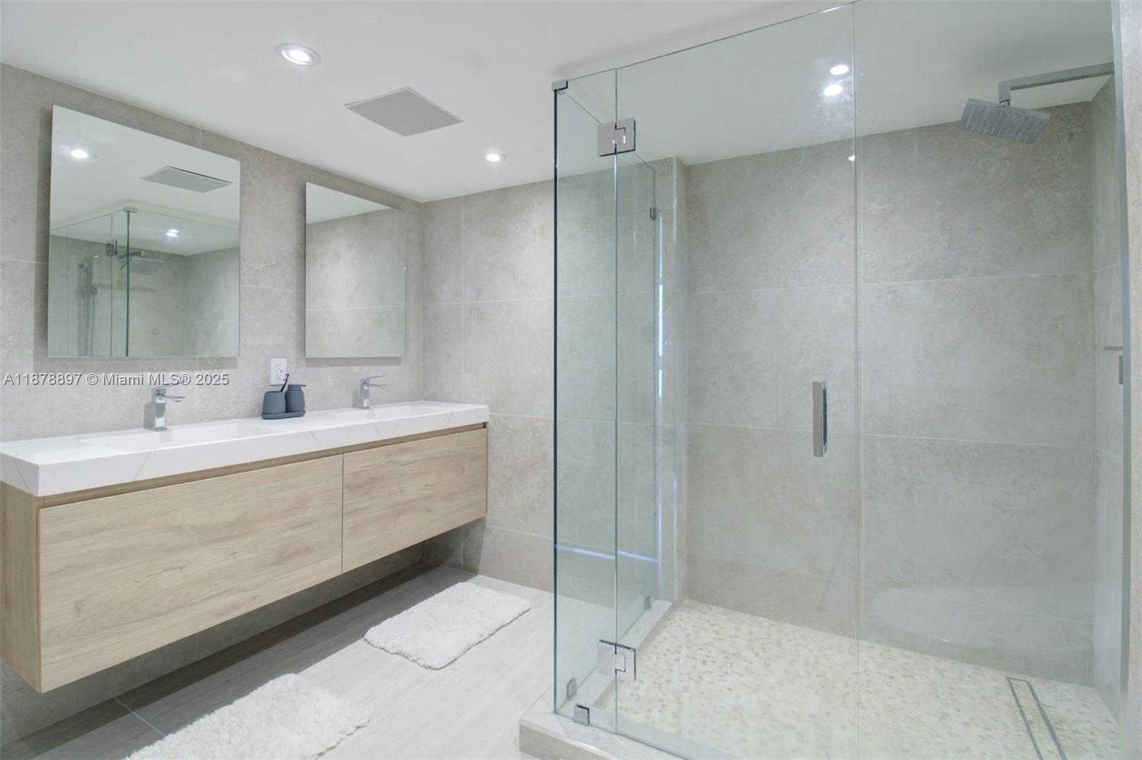 Small Image of 2655 COLLINS AVE #PH2512, Miami Beach Number 11
