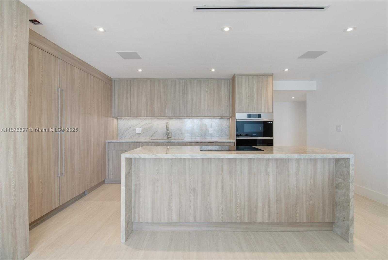 Small Image of 2655 COLLINS AVE #PH2512, Miami Beach Number 3