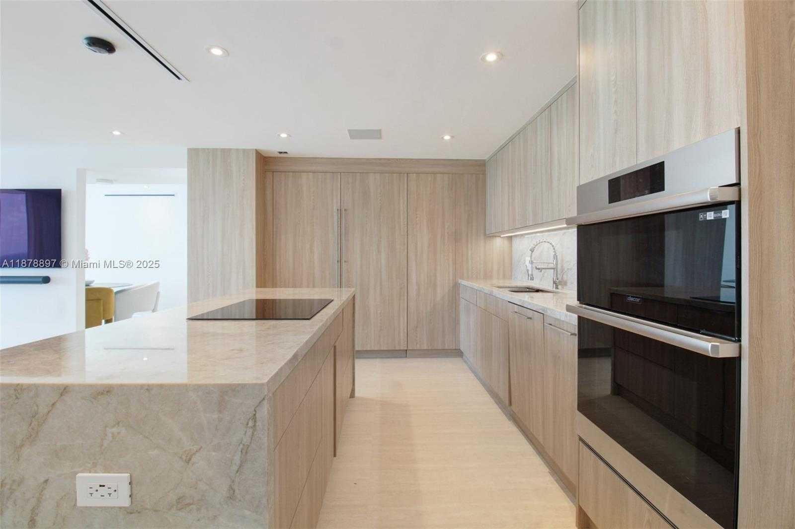 Small Image of 2655 COLLINS AVE #PH2512, Miami Beach Number 4