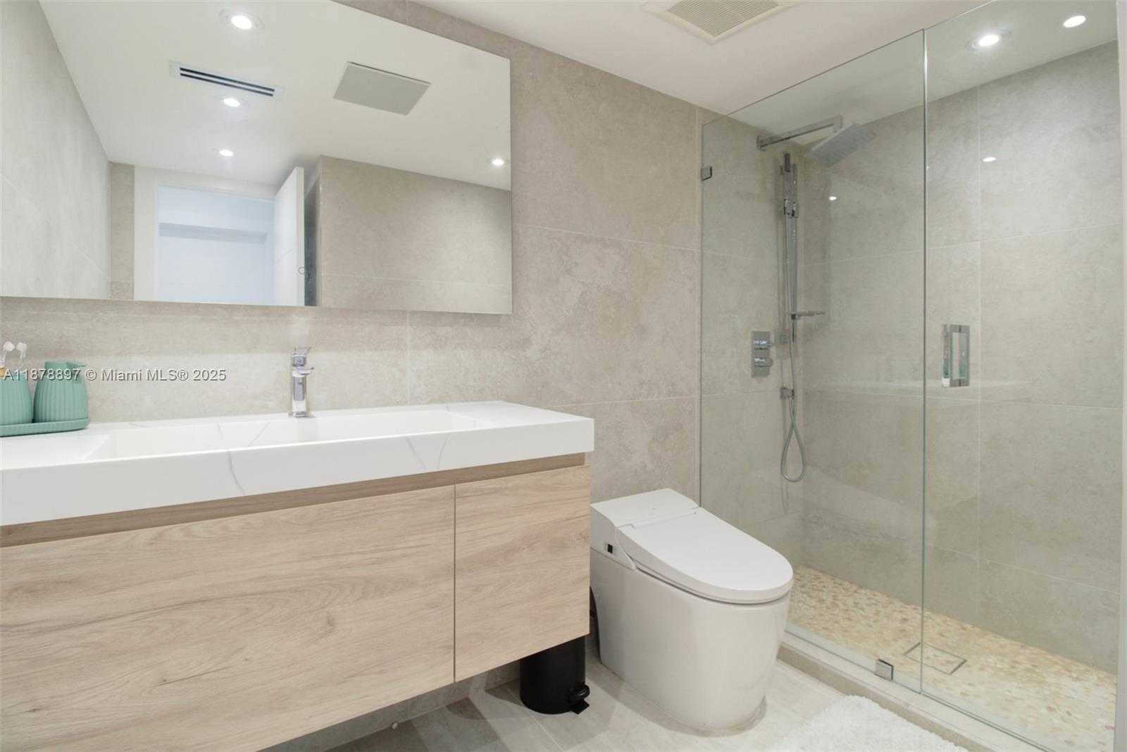 Small Image of 2655 COLLINS AVE #PH2512, Miami Beach Number 5