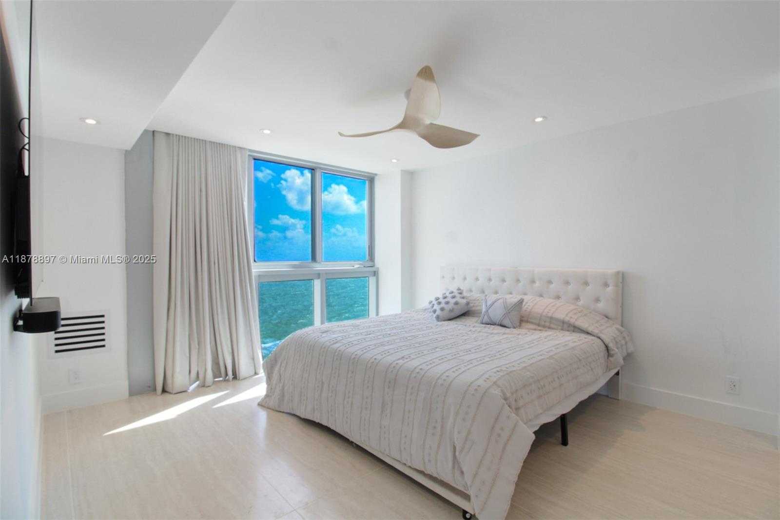 Small Image of 2655 COLLINS AVE #PH2512, Miami Beach Number 7