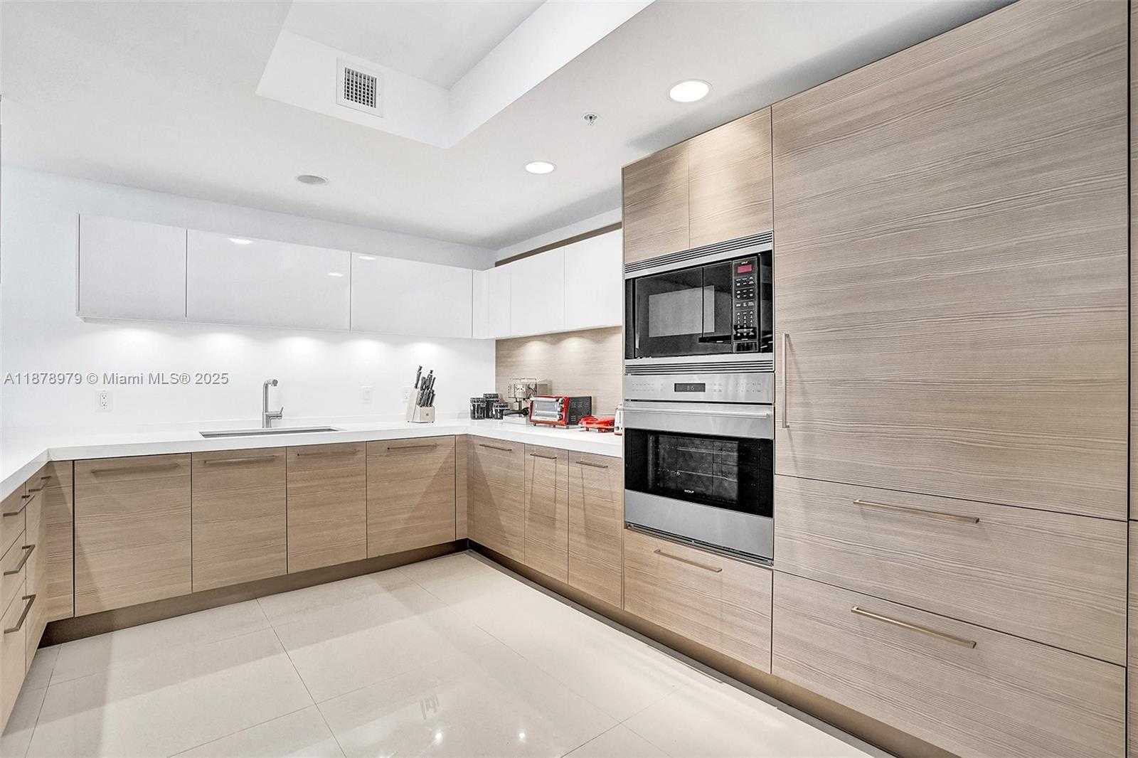 Small Image of 17301 BISCAYNE BLVD #1207, North Miami Beach Number 17