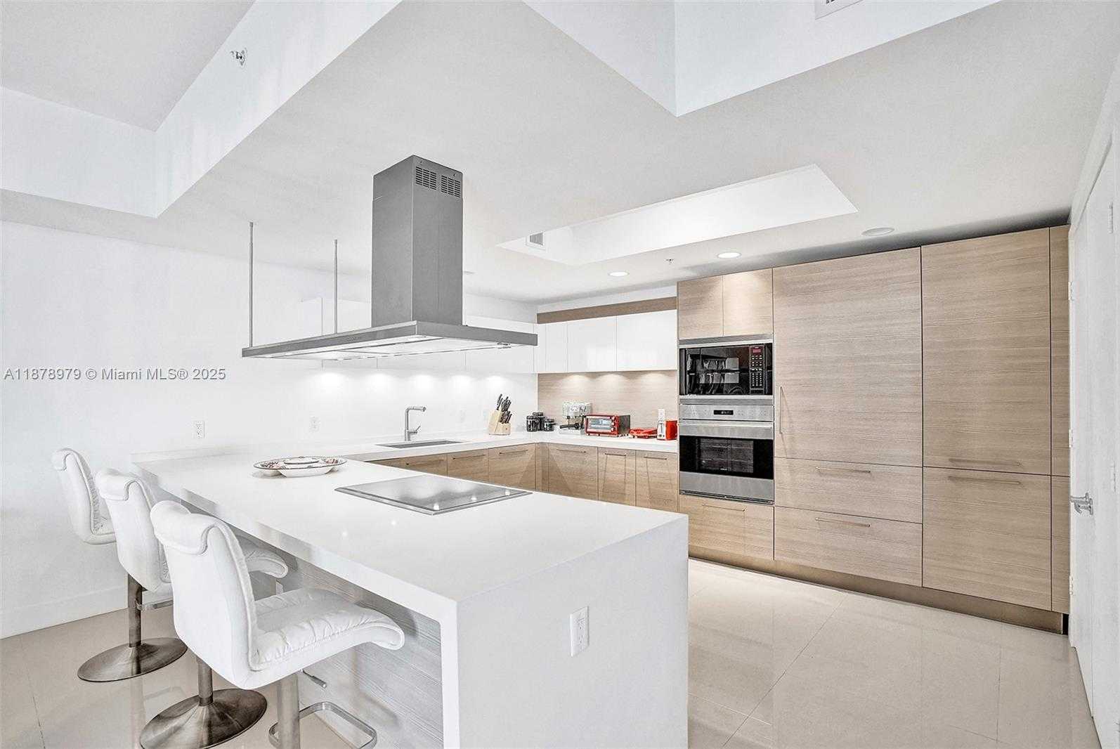 Small Image of 17301 BISCAYNE BLVD #1207, North Miami Beach Number 2