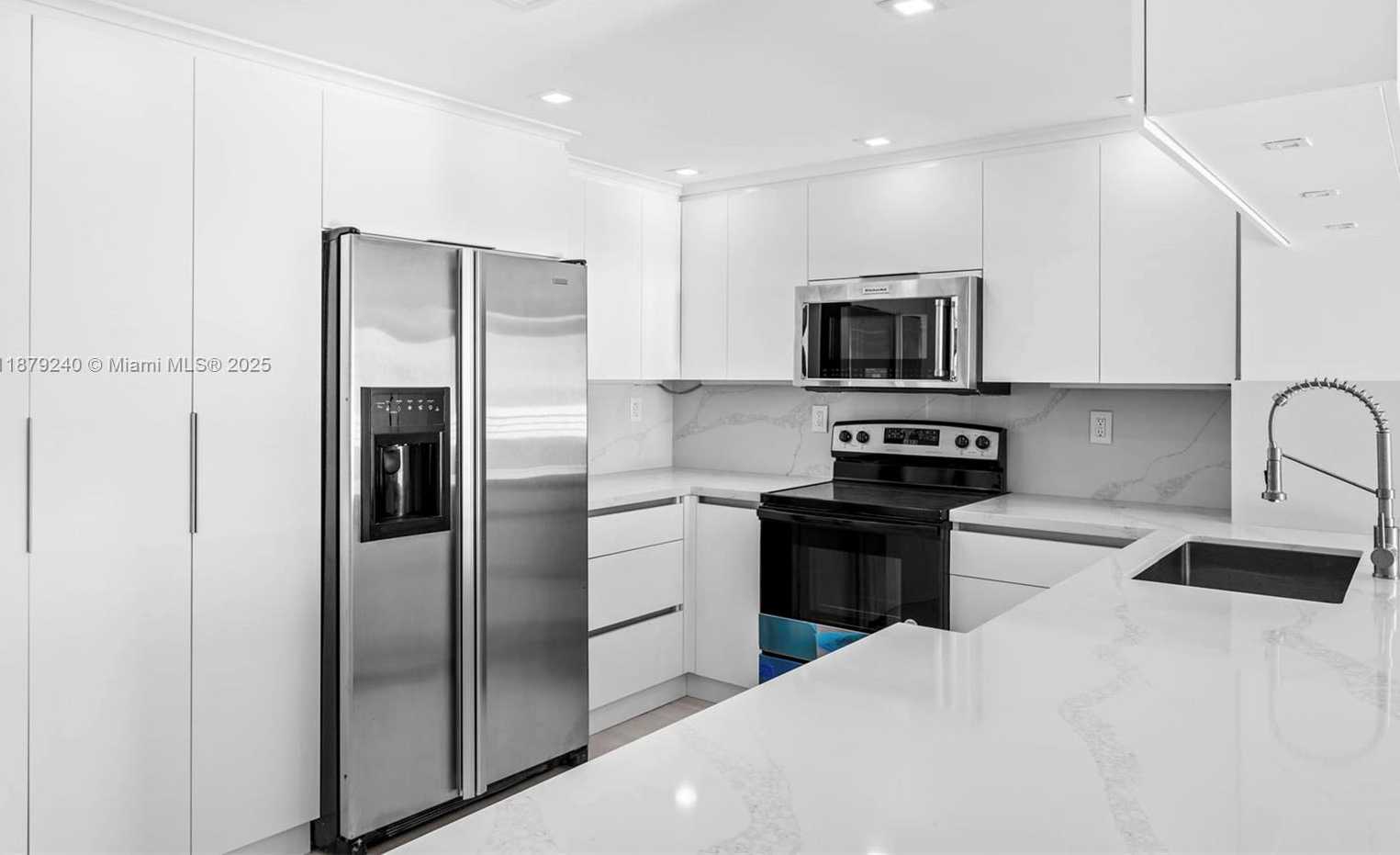 Small Image of 5555 COLLINS AVE #14N, Miami Beach Number 3
