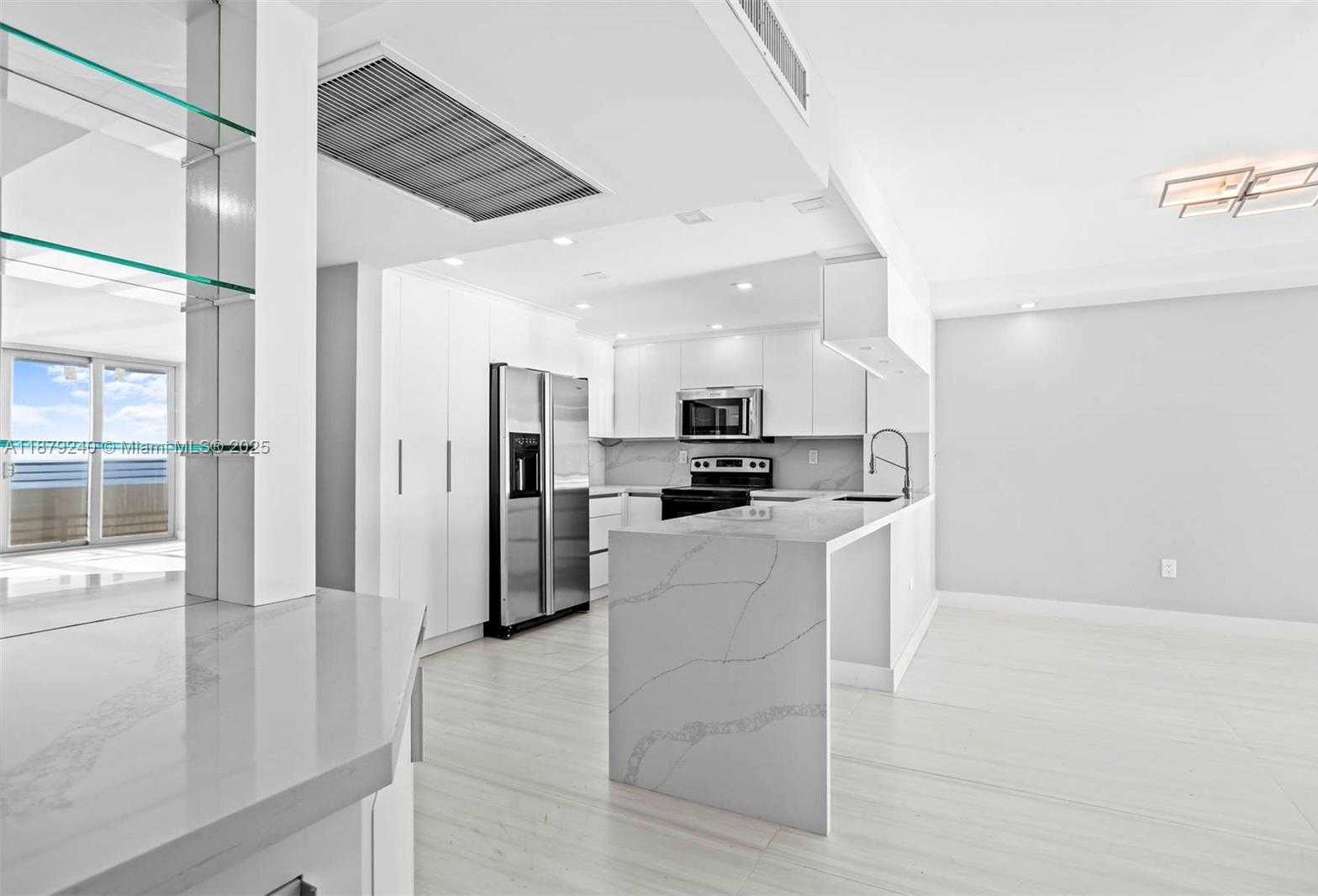 Small Image of 5555 COLLINS AVE #14N, Miami Beach Number 4