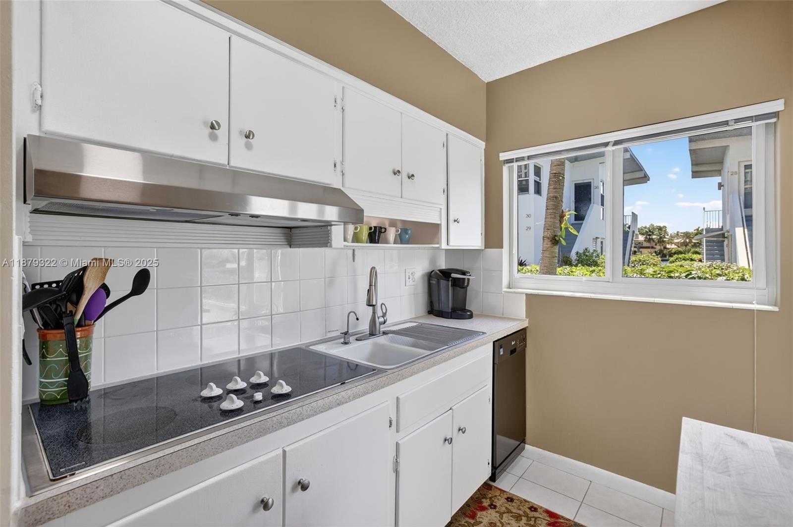 Small Image of 425 BAYSHORE DR #d-3, Fort Lauderdale Number 11